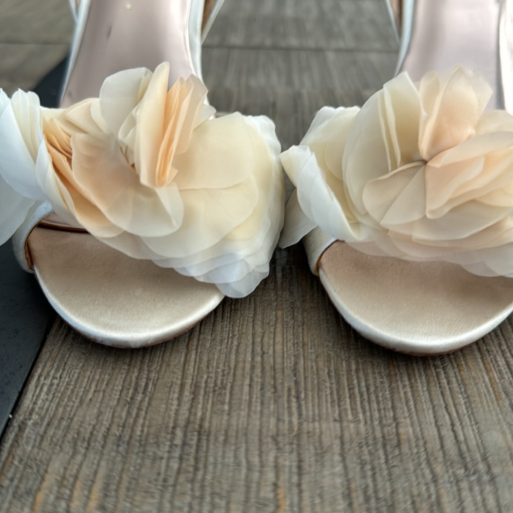 Badgley Mischka Gensing Ivory Satin Peep Toe Pump - Picture 3 of 8